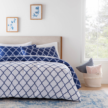 Load image into Gallery viewer, Linenspa microfiber quatrefoil  comforter